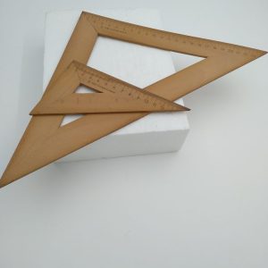 Δύο ξύλινα τρίγωνα